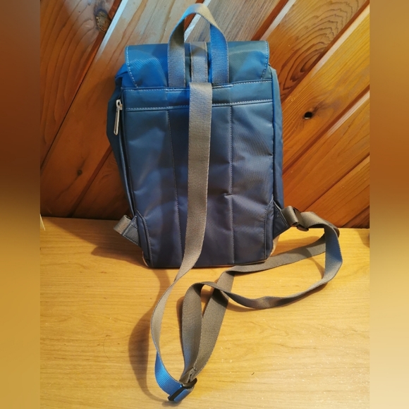 Herschel Retreat Sling Bag - Picture 2 of 4